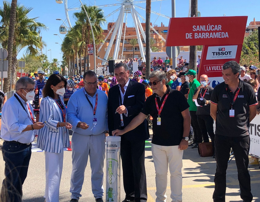 Gesto por el reciclaje en la salida de Sanlúcar de Barrameda Vuelta a España 2022