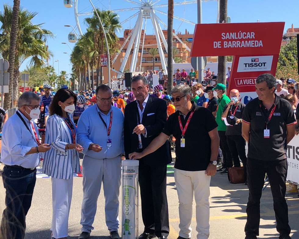 Gesto por el reciclaje en la salida de Sanlúcar de Barrameda Vuelta a España 2022