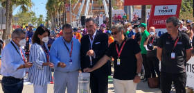 Gesto por el reciclaje en la salida de Sanlúcar de Barrameda Vuelta a España 2022