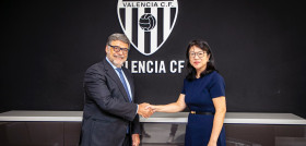 José Pérez, consejero delegado de Recyclia, y Layhoon Chan, presidenta del Valencia CF (1)