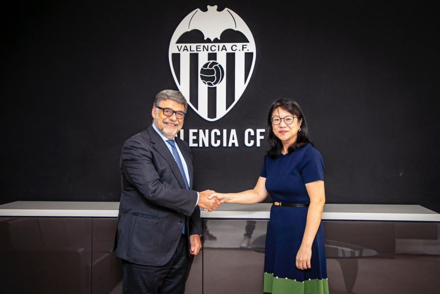 José Pérez, consejero delegado de Recyclia, y Layhoon Chan, presidenta del Valencia CF (1)