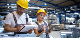 Empleados fábrica metal
