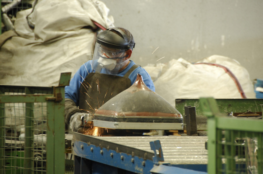 Operario en planta de reciclaje de RAEE Recyclia 2023 (1)