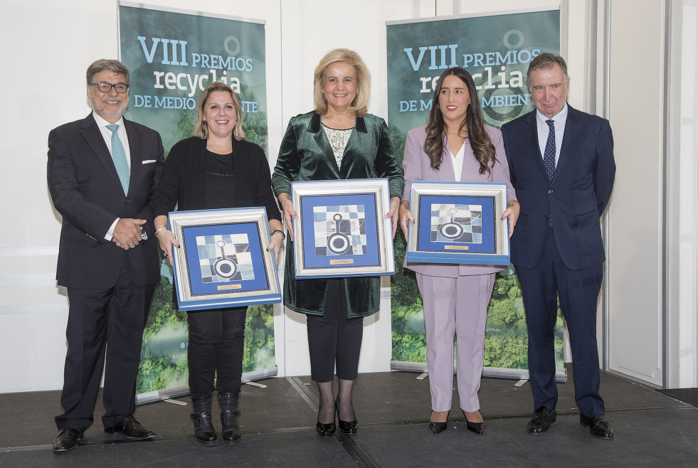 20.12.2023 Foto de familia galardonados en los VIII Premios Recyclia de Medio Ambiente