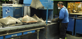 Operario en una planta de reciclaje de residuos electrónicos Recyclia